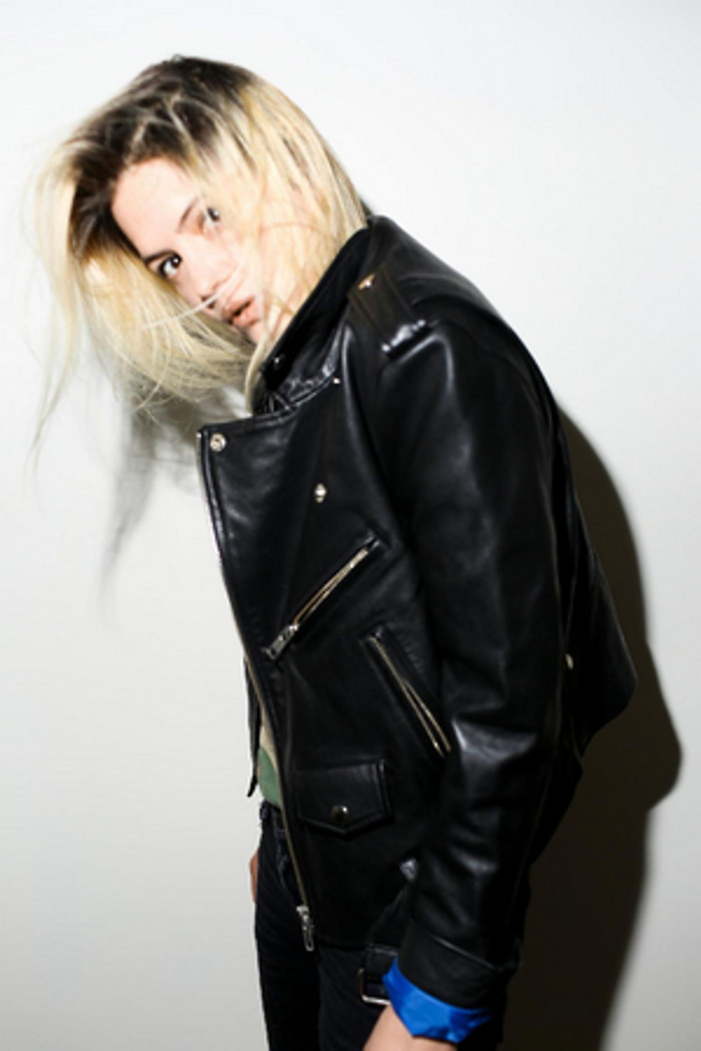 Alison Mosshart Releases Solo Debut Single 'Rise' with Self-Made Video  Image