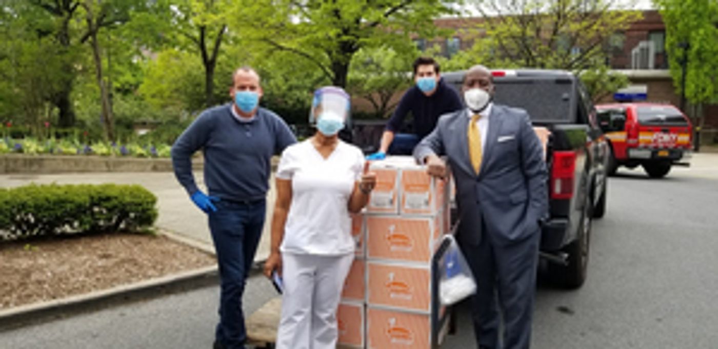 JUNIOR'S RESTAURANT Delivers Cheesecakes to Brooklyn Hospital JUNIOR'S RESTAURANT Delivers Cheesecakes to Brooklyn Hospital Image