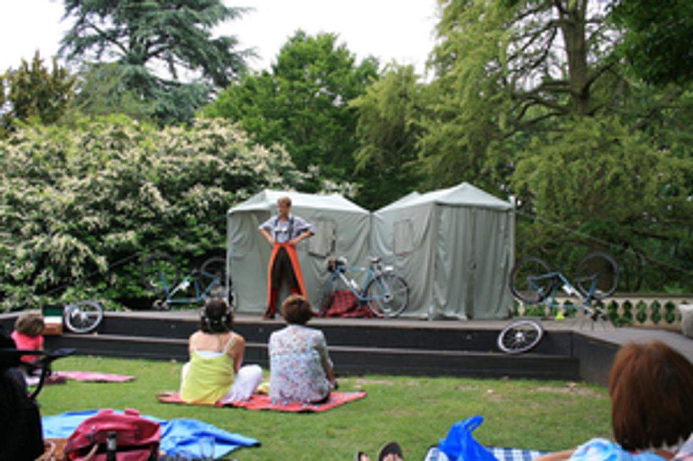 The Royal Shakespeare Company Launches Outdoor Performance Series in Dell Gardens This Weekend  Image