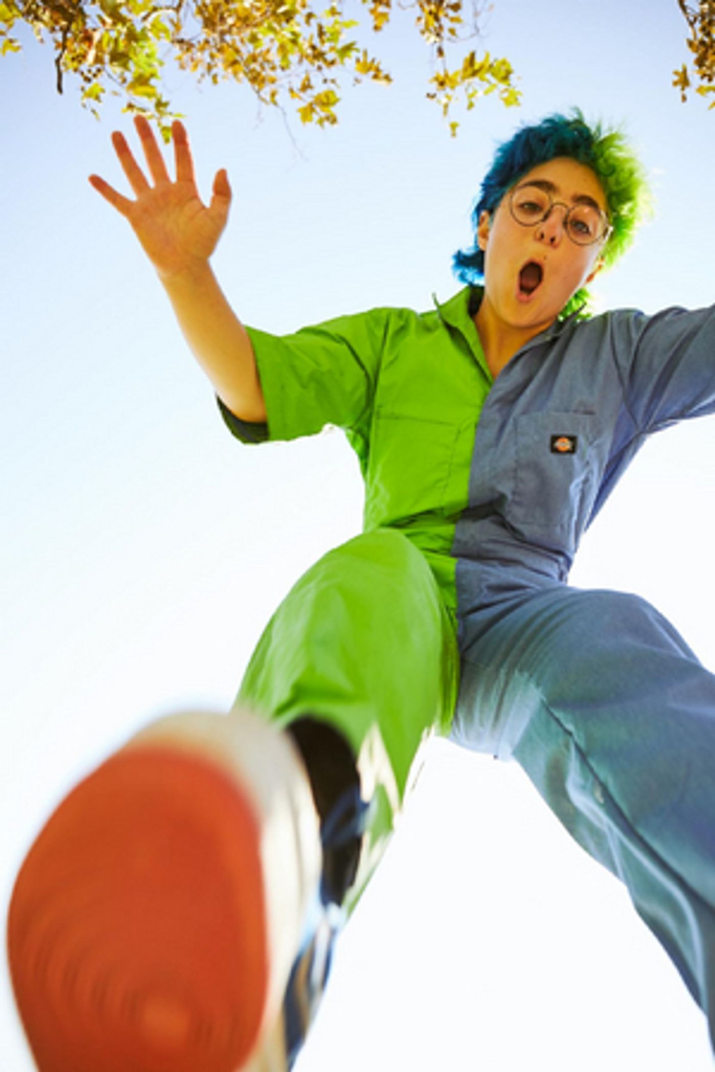 VIDEO: CLAUD Shares New Single 'Gold' VIDEO: CLAUD Shares New Single 'Gold' Image