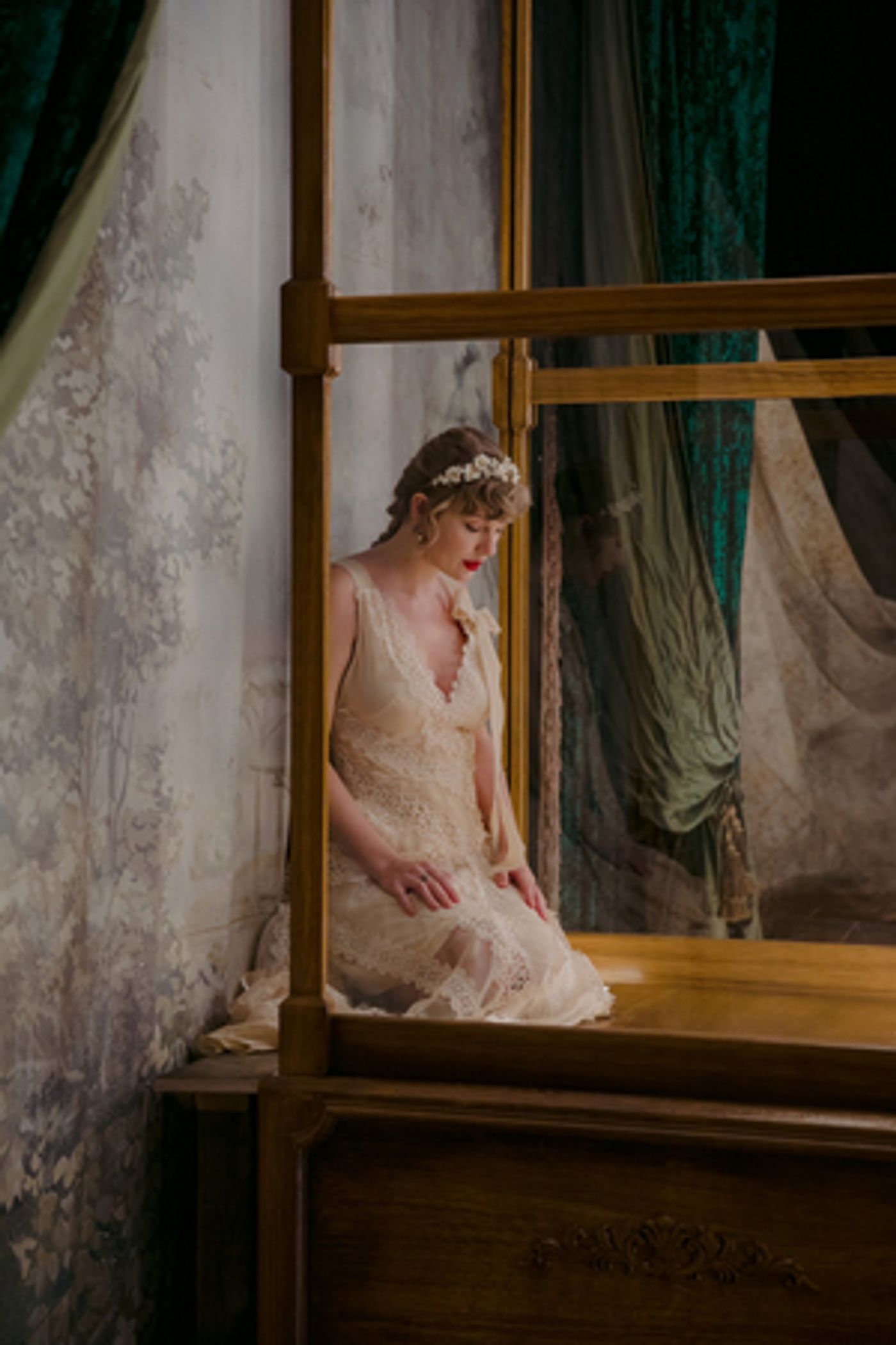 Taylor Swift Will Release New Surprise Album 'Evermore' Tonight  Image