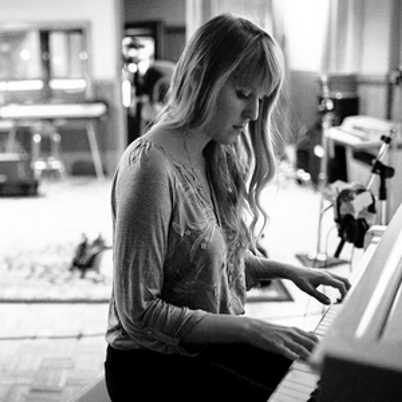 Anna Elizabeth Laube Announces Release of 'ANNAMANIA'  Image