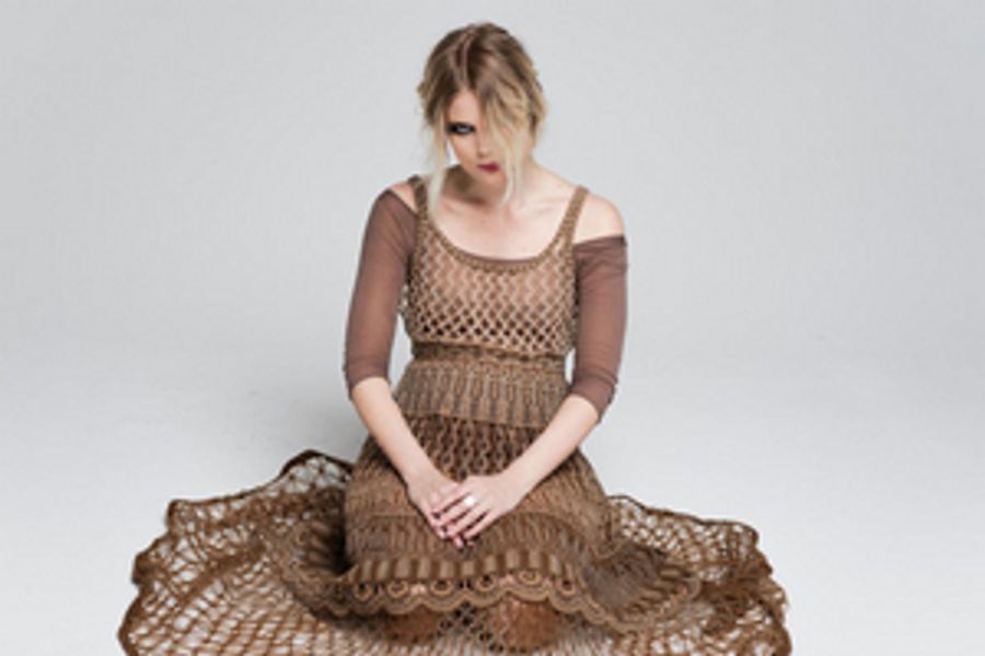 Listen to MYRKUR's New Single 'Dronning Ellisiv' Image