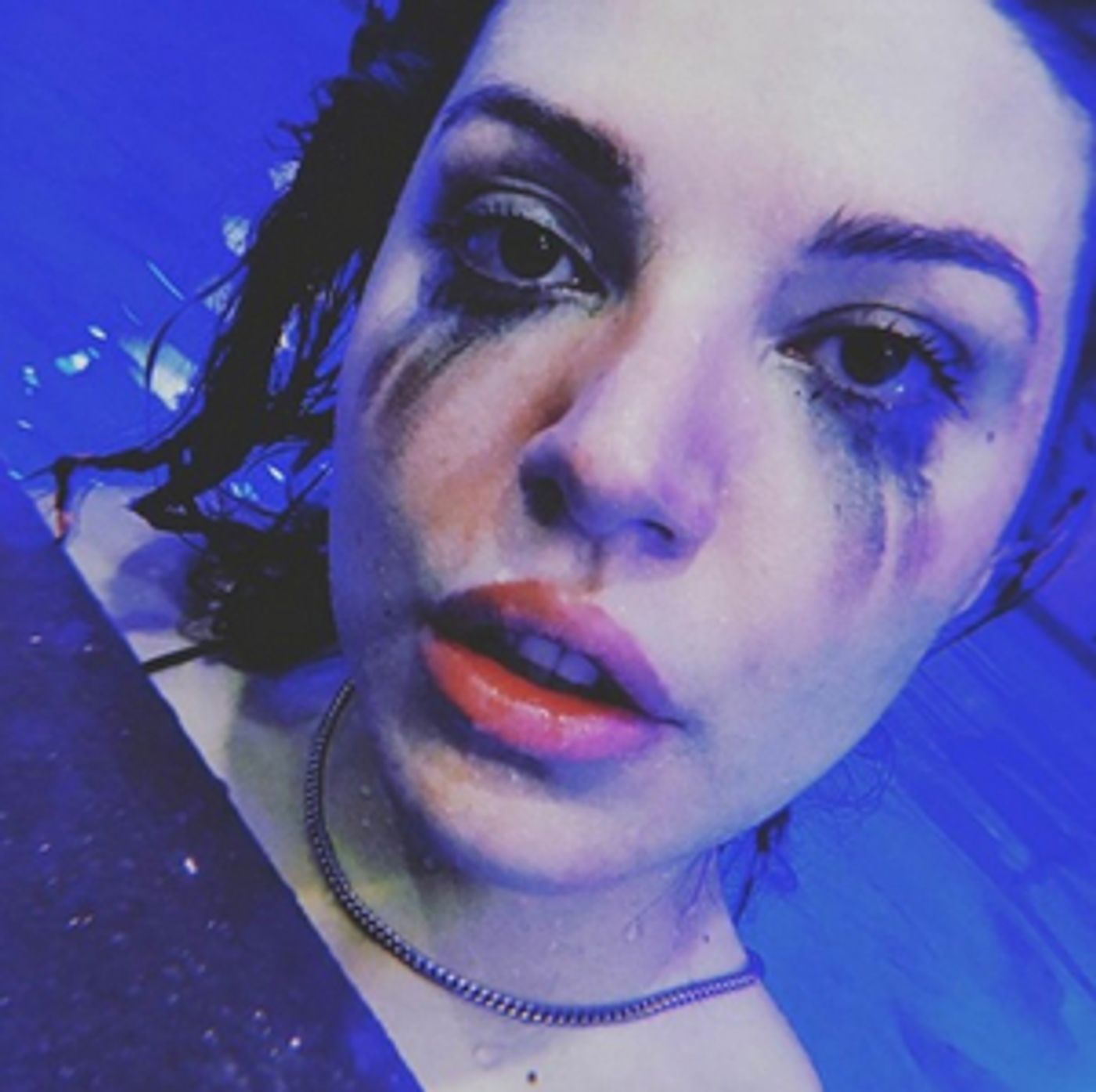 Flora Cash Shares Powerful New Single 'The Bright Lights'  Image