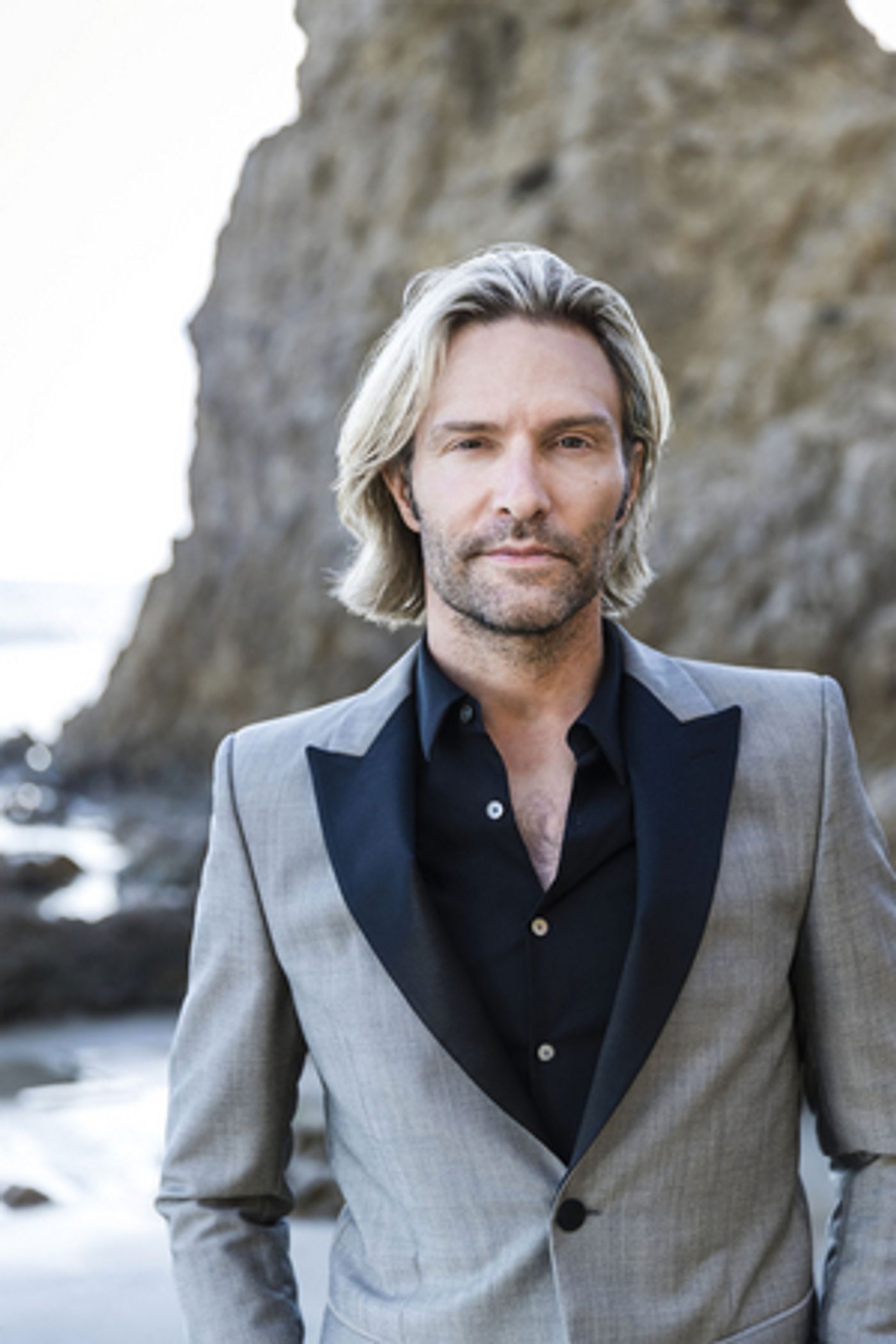 Grammy Winner Eric Whitacre Conducts First Ever Live Virtual Chorus Using Groundbreaking Tech  Image