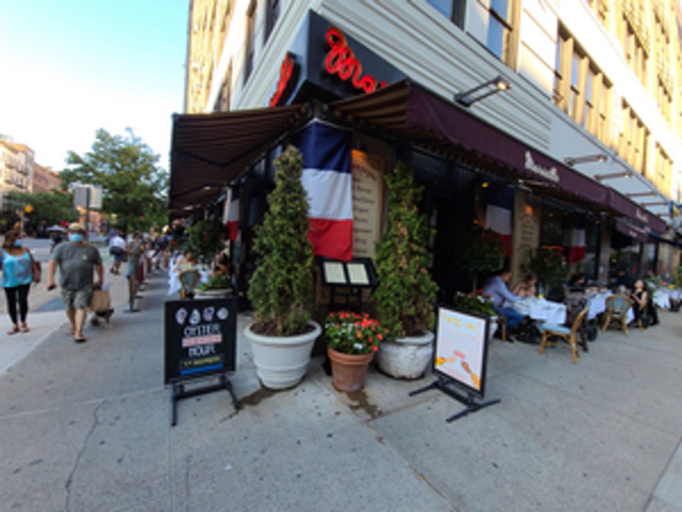 Members of the Coalition of Broadway Unions and Guilds are Invited to Eat Au Gratis at MARSEILLE and NIZZA Once Again  Image