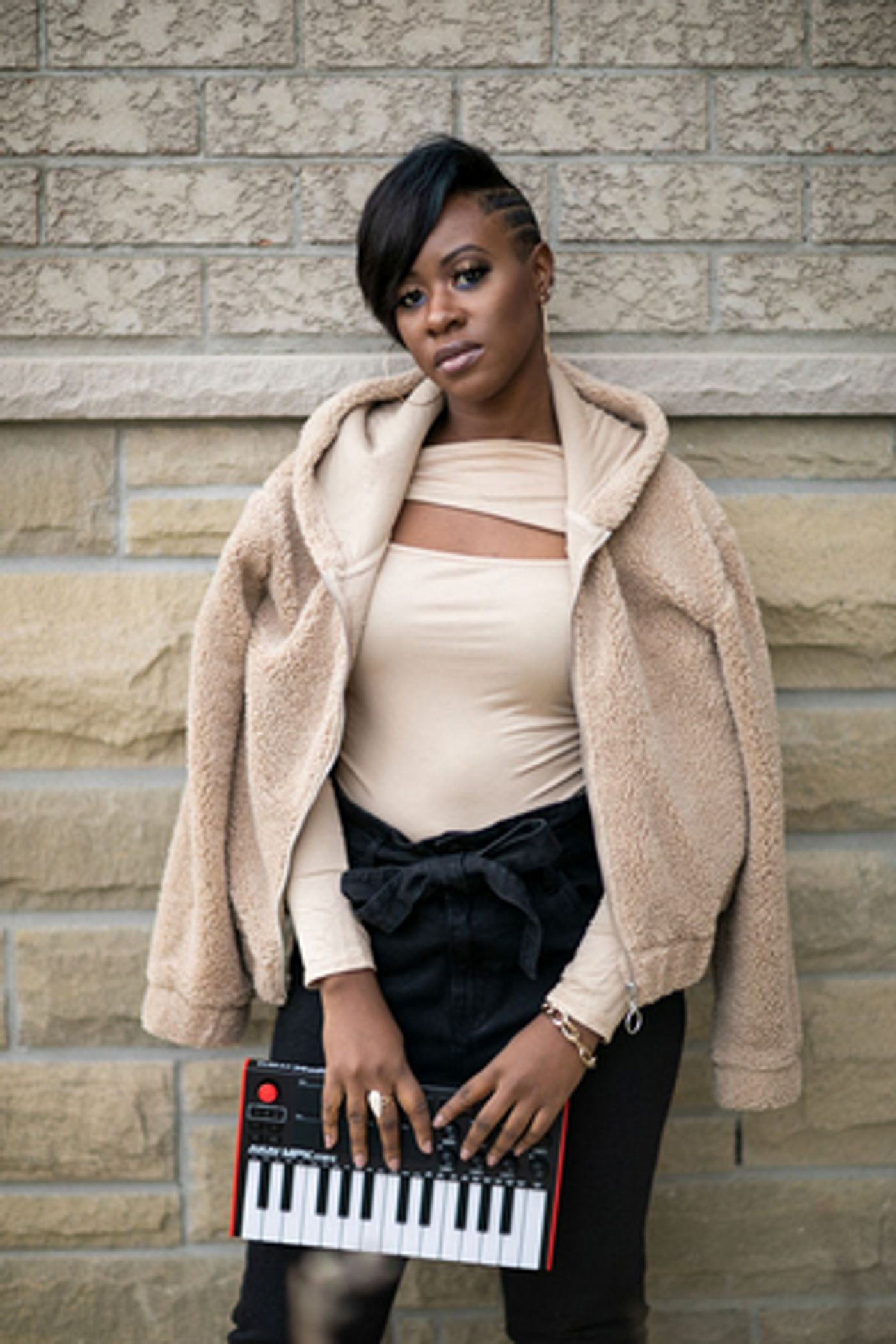 Desarae Dee Releases Single 'Late Arrival'  Image