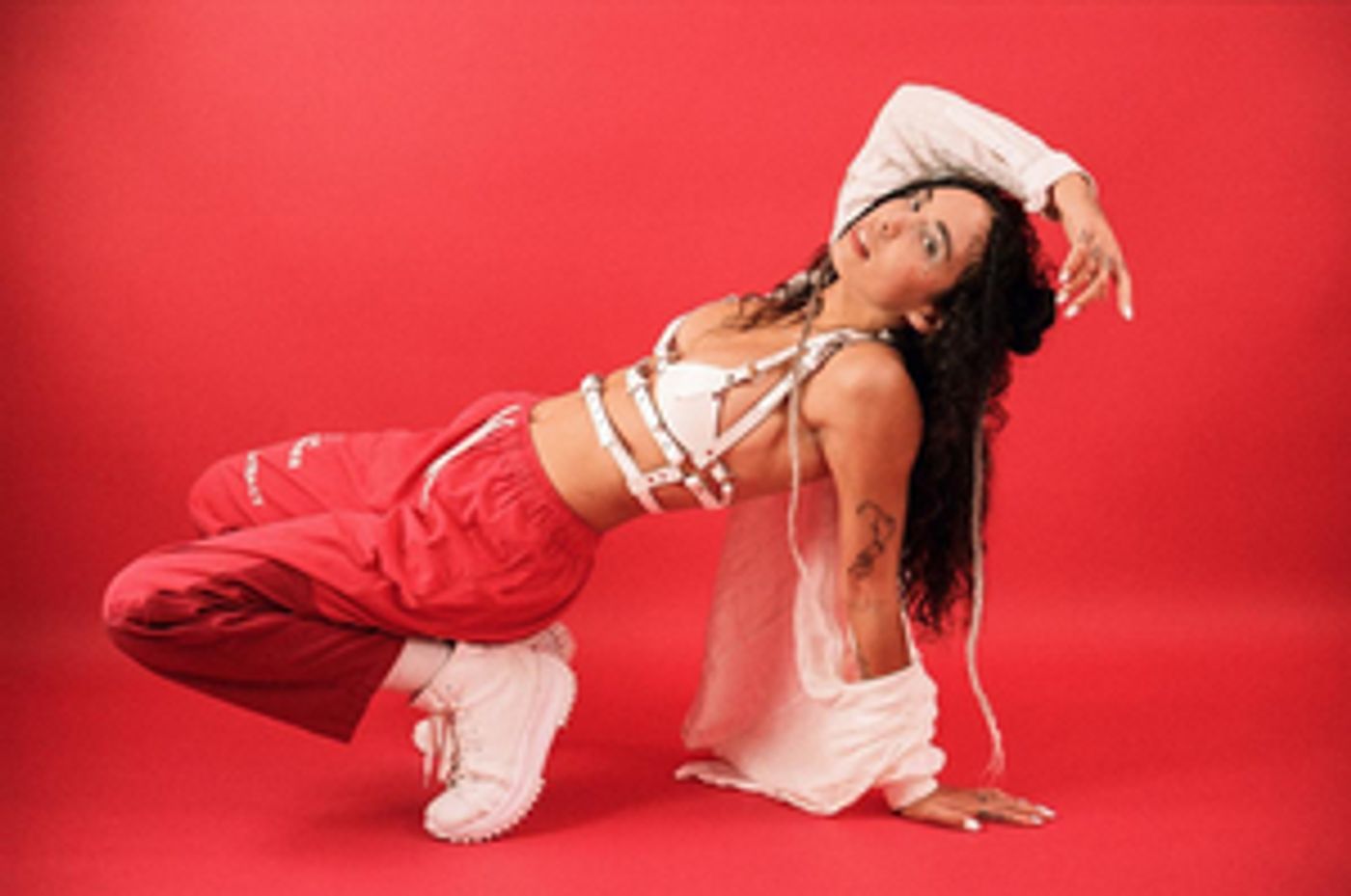 INDIGO DE SOUZA Shares Video For New Single 'Hold U'  Image