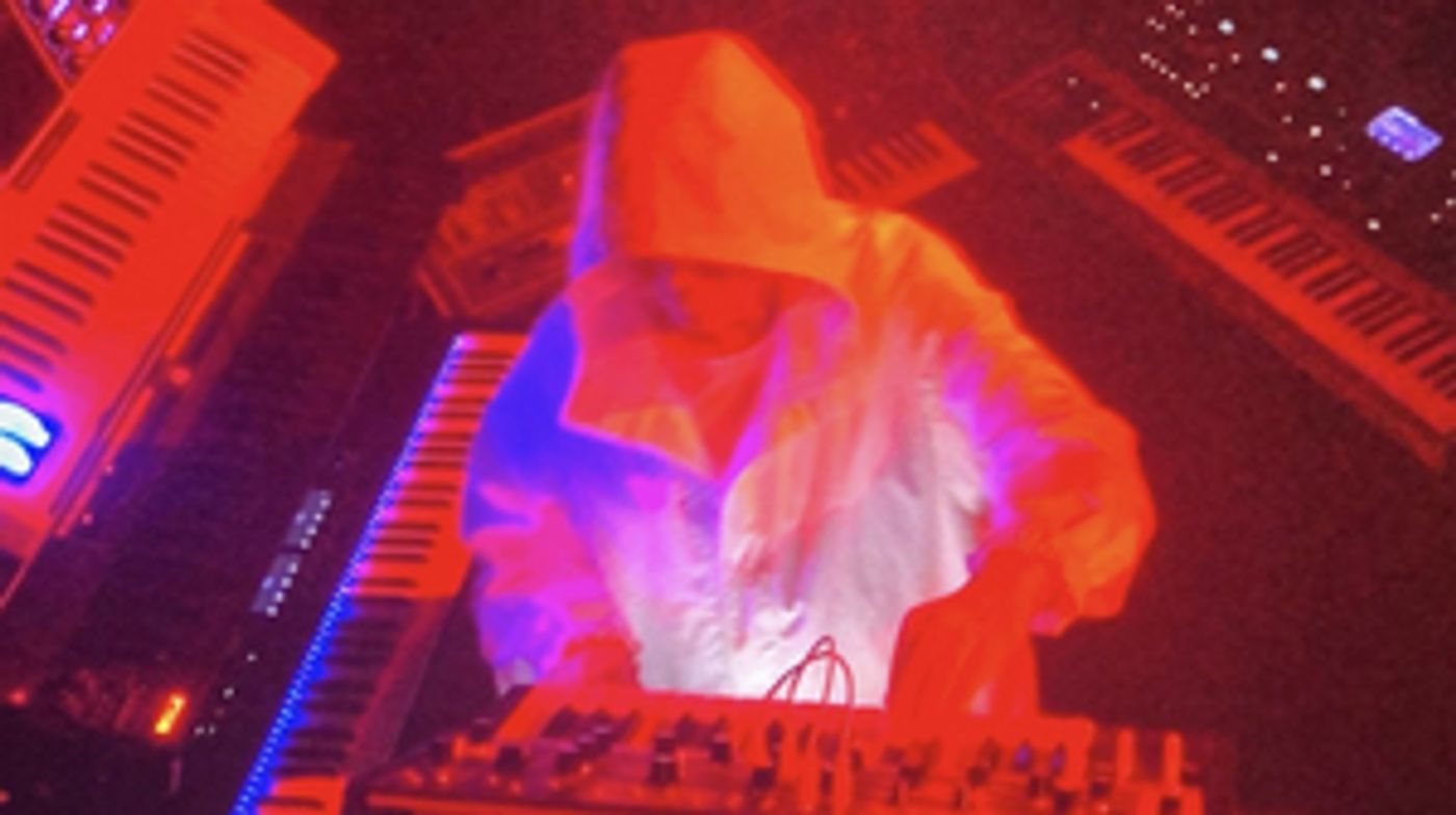 Mike Dean Releases New Visual Album 'ECHOPLEX (Live 2021)'  Image