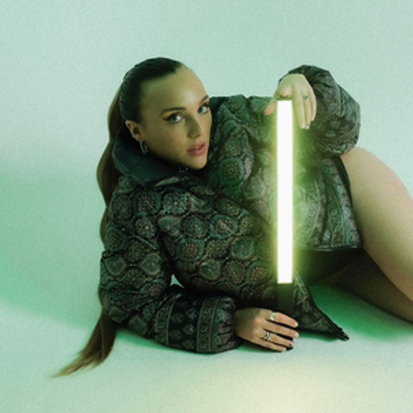 VIDEO: Farrah Releases New Video to Accompany 'Night Light' EP VIDEO: Farrah Releases New Video to Accompany 'Night Light' EP Image