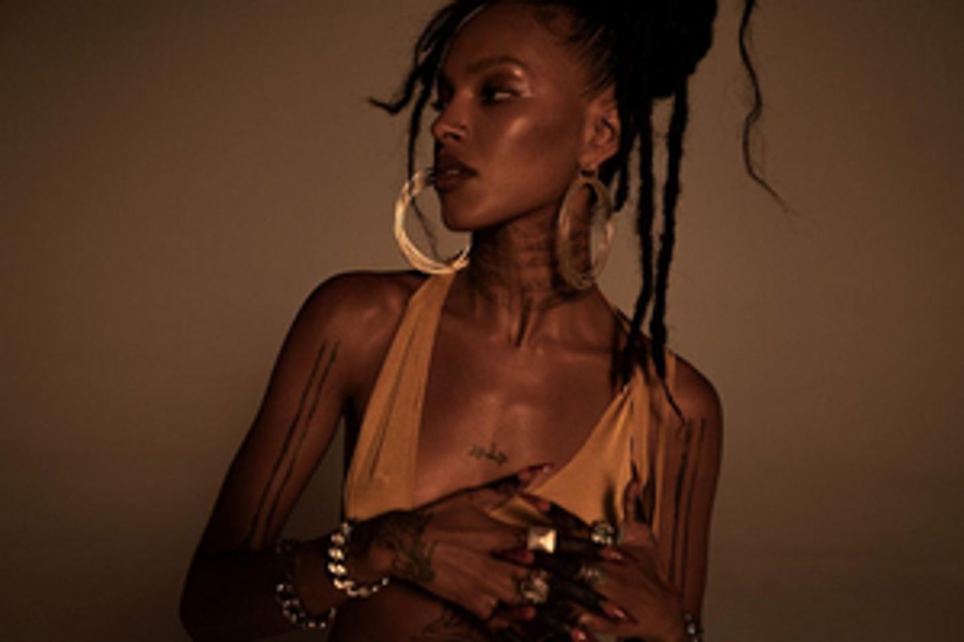 VIDEO: Watch Alewya's Music Video for 'Play' From Debut EP 'Panther in Mode'  Image