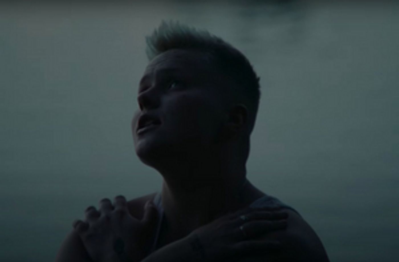 VIDEO: Miki Ratsula Shares 'suffocate' Music Video With Lauren Sanderson VIDEO: Miki Ratsula Shares 'suffocate' Music Video With Lauren Sanderson Image