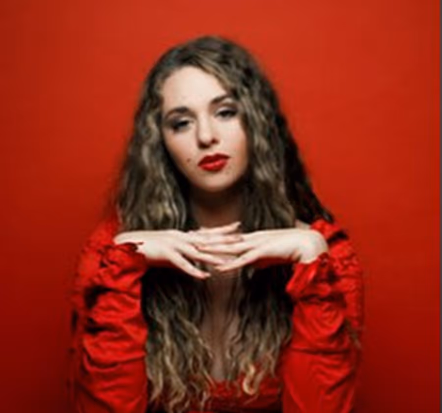 Former Opera Singer McKenna Michels Debuts EP  Image