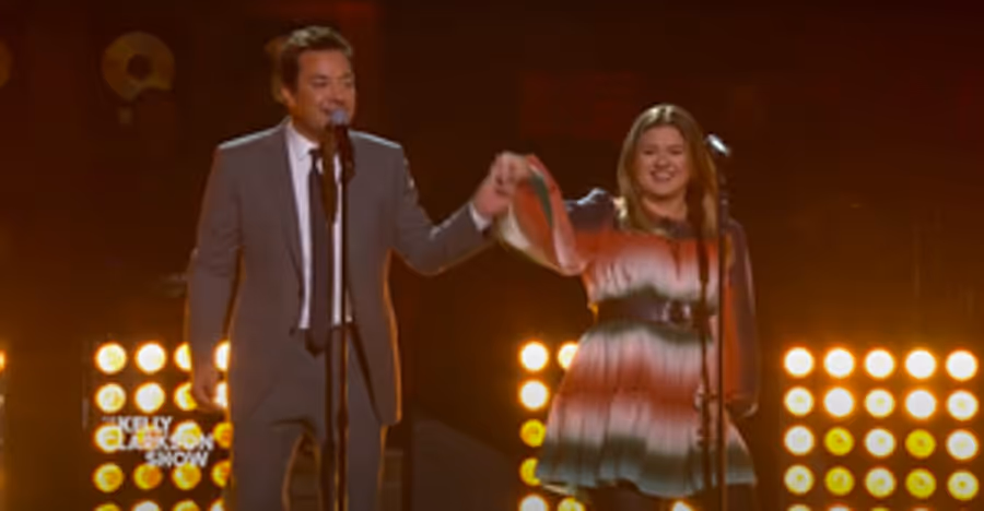 VIDEO: Watch Kelly Clarkson & Jimmy Fallon Duet 'I Got You Babe' Image