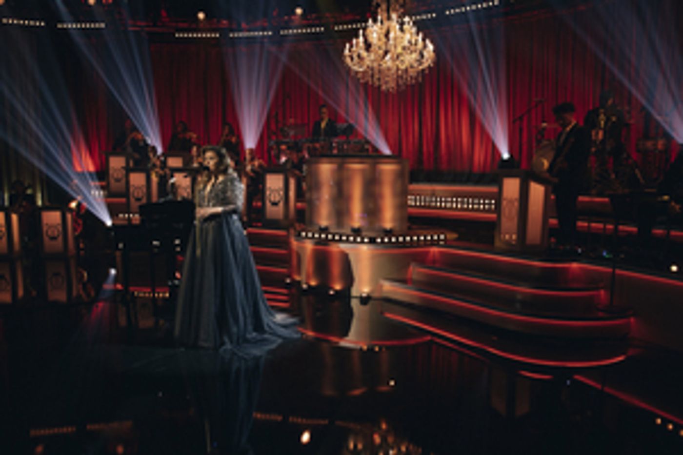 Leslie Odom Jr, Ariana Grande & More Join Kelly Clarkson Christmas Special Leslie Odom Jr, Ariana Grande & More Join Kelly Clarkson Christmas Special Image