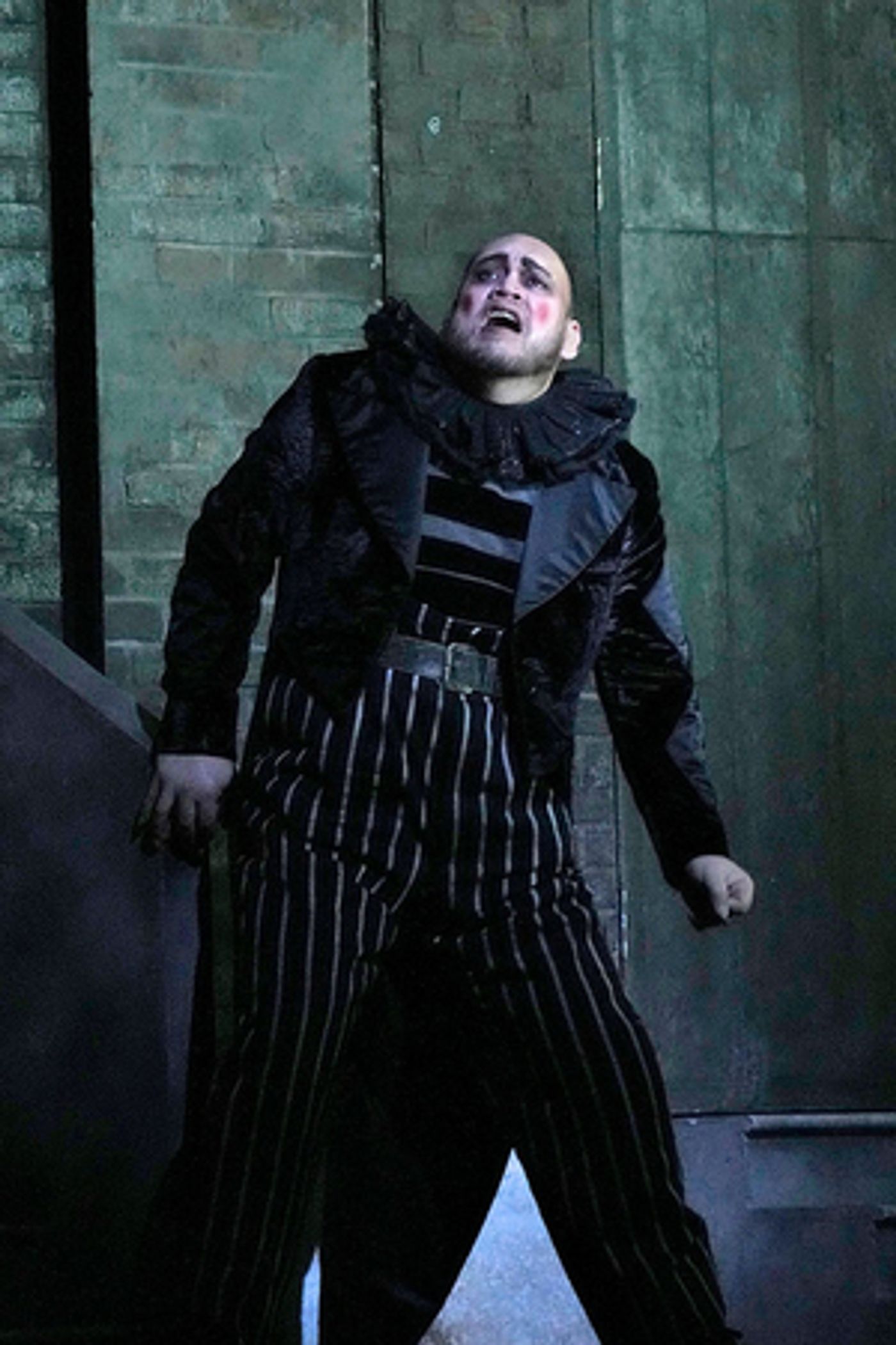 Review: New Year, New RIGOLETTO at Met Highlights Good Singing  Image