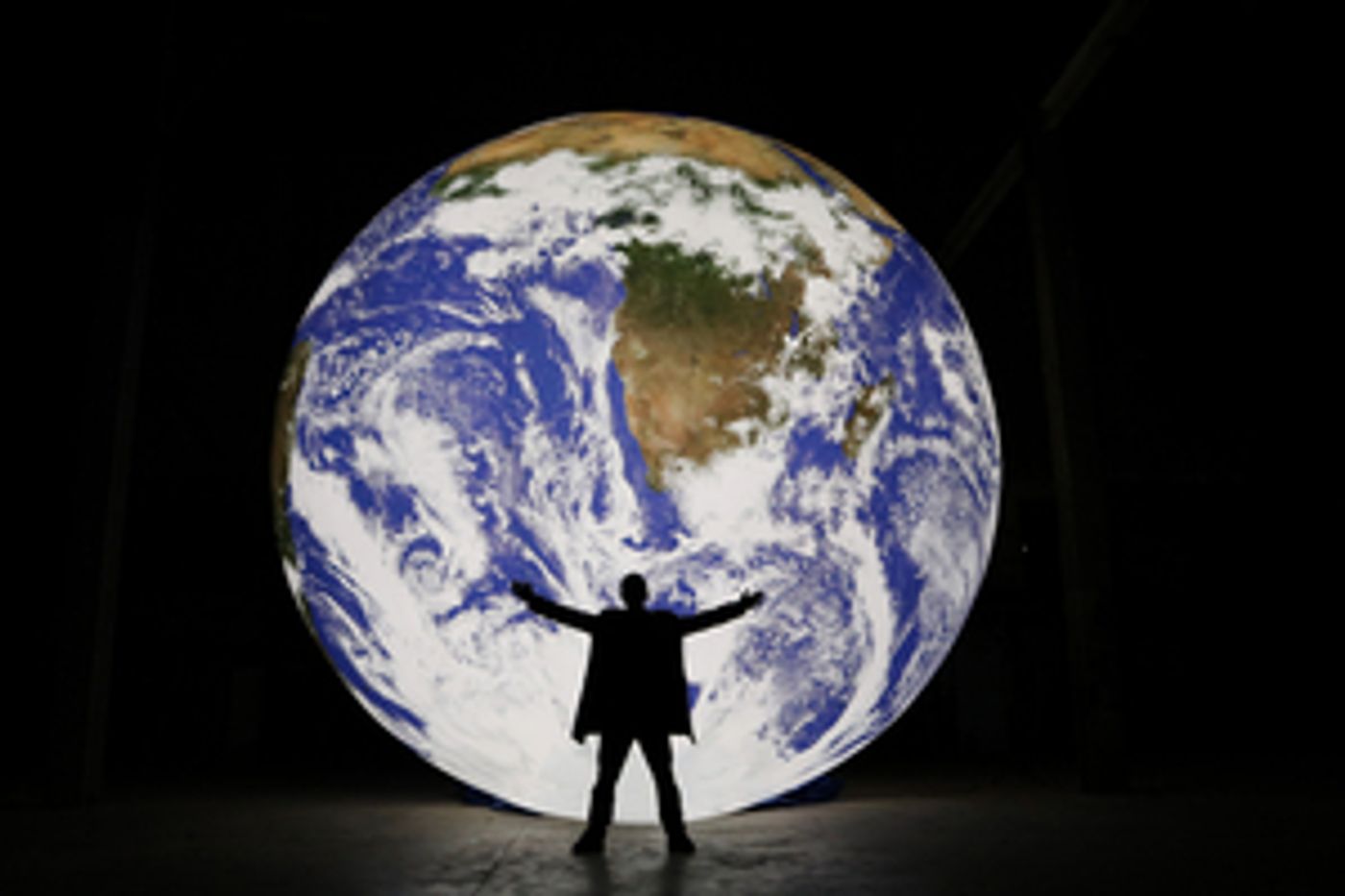 Luke Jerram Will Bring Floating Planet Earth Sculpture to Queens Gardens in March  Image