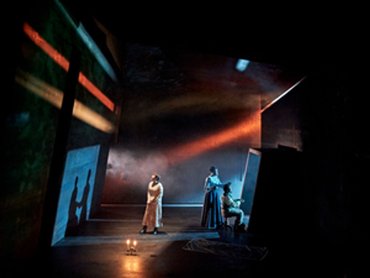 Review: THE GLOW, Royal Court  Image