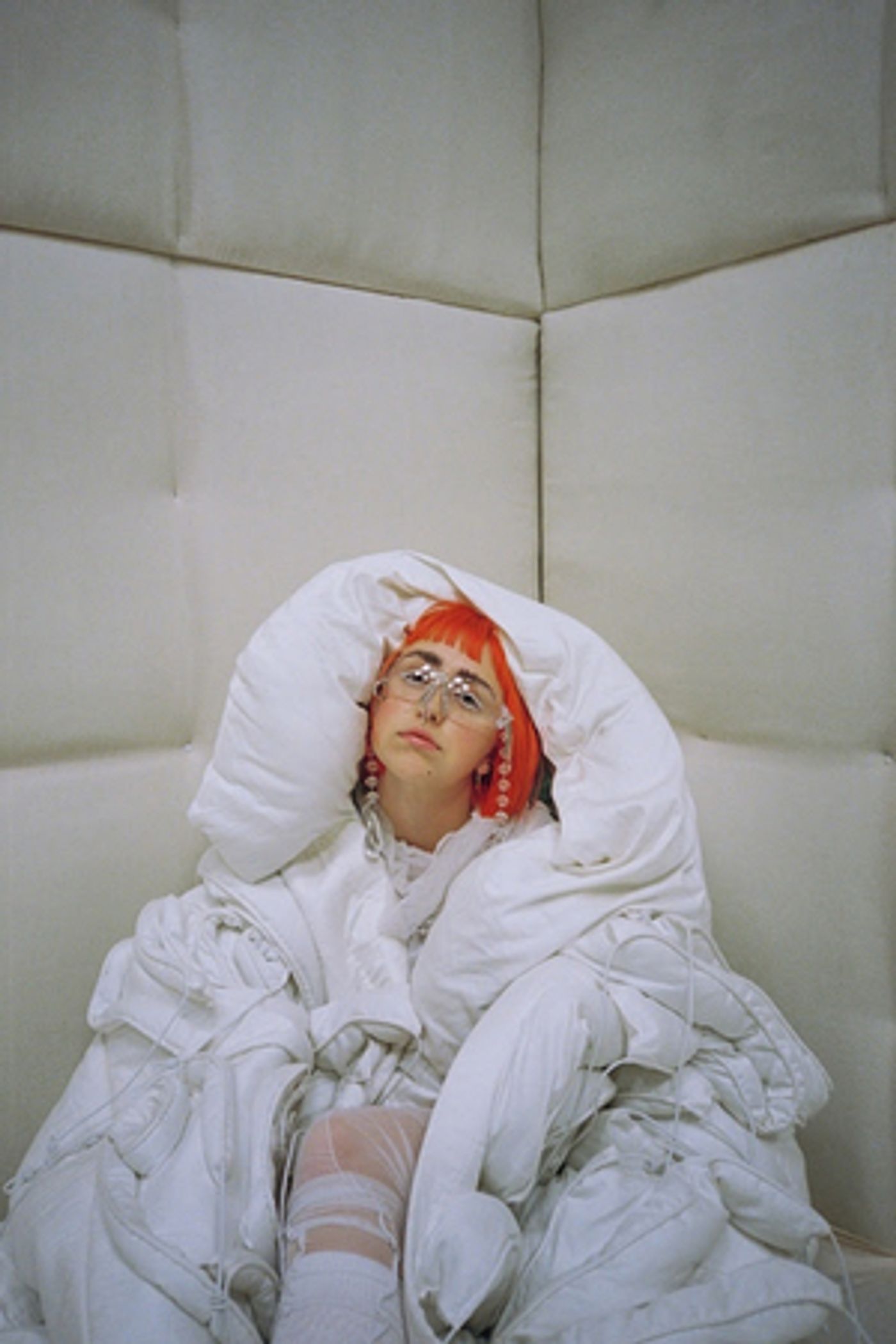 VIDEO: Amelia Moore Releases 'vinegar' Music Video  Image