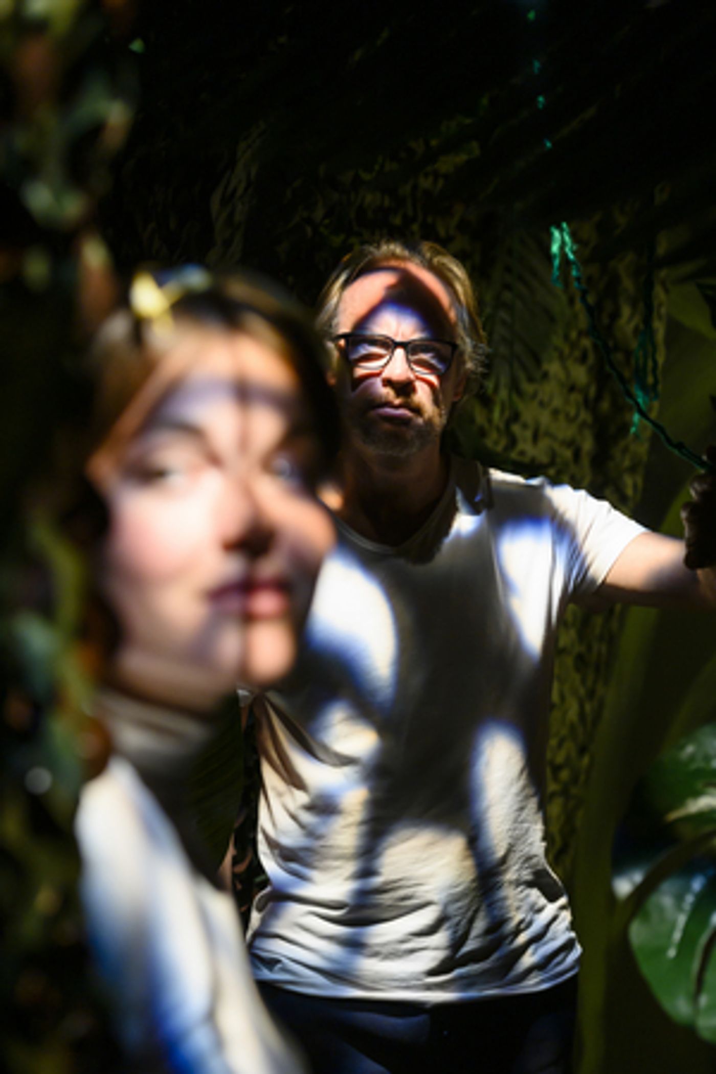 Feature: INDRUKWEKKEND OORLOGSVERHAAL OP KLOMPEN DOOR DE DESSA KEERT TERUG NAAR HET THEATER at Beeld en Geluid Den Haag  Image