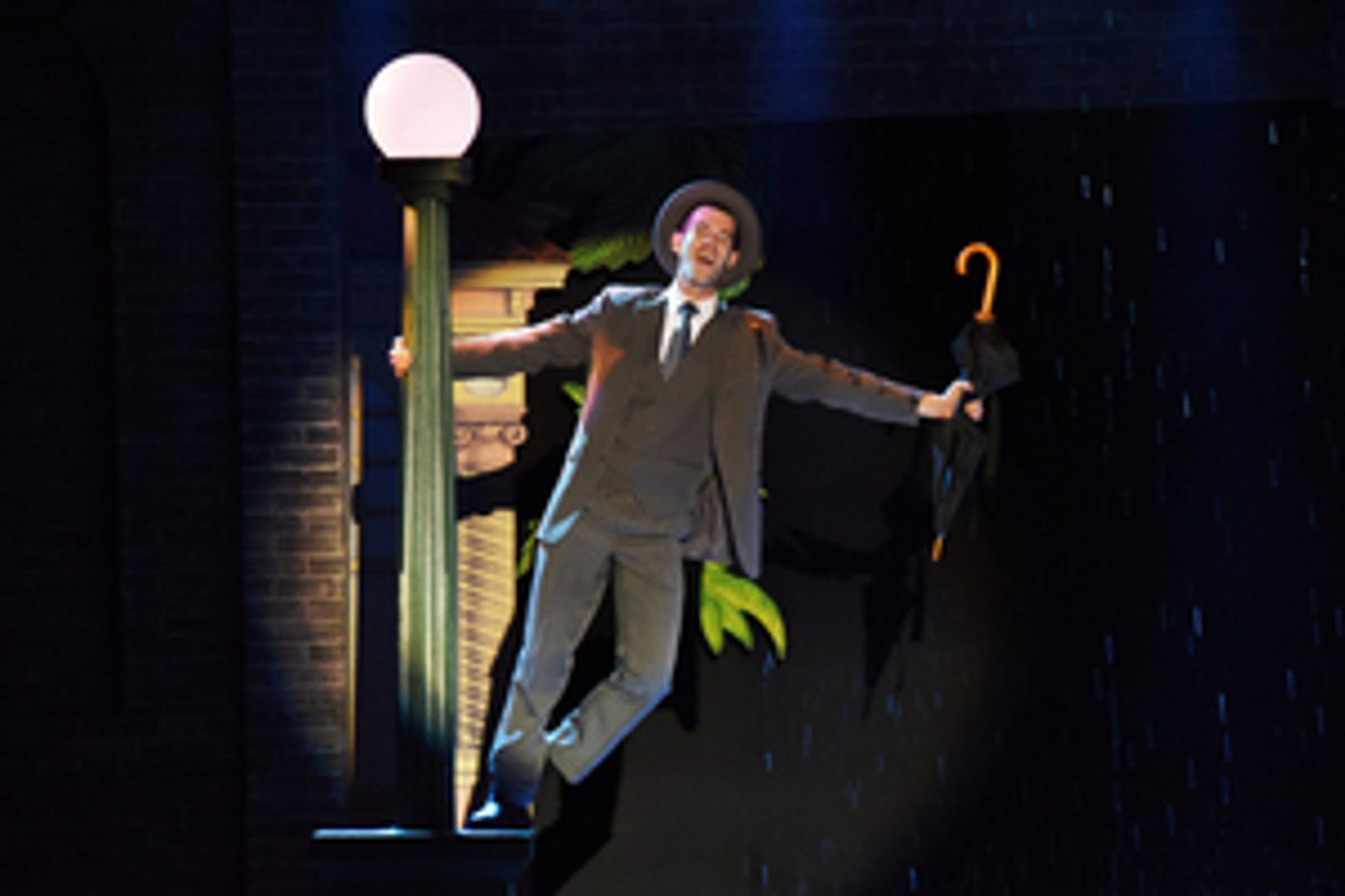 Review: SINGIN' IN THE RAIN at Dutch Apple Dinner Theatre Review: SINGIN' IN THE RAIN at Dutch Apple Dinner Theatre Image