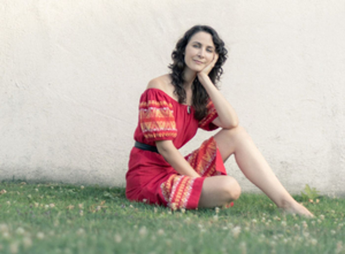 Songwriter Holland Belle Announces Debut Solo Album 'Bird Song'  Image