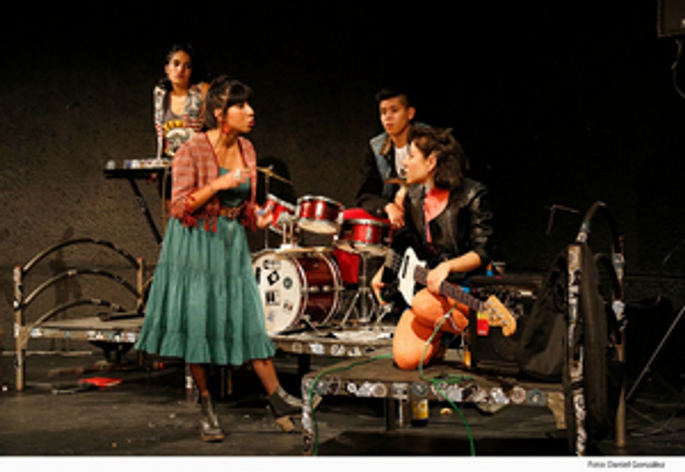 Con Música Rock Buscan Capturar La Esencia De La Juventud En El Montaje Sobre Cómo No Ser Un Deseo Estúpido  Image