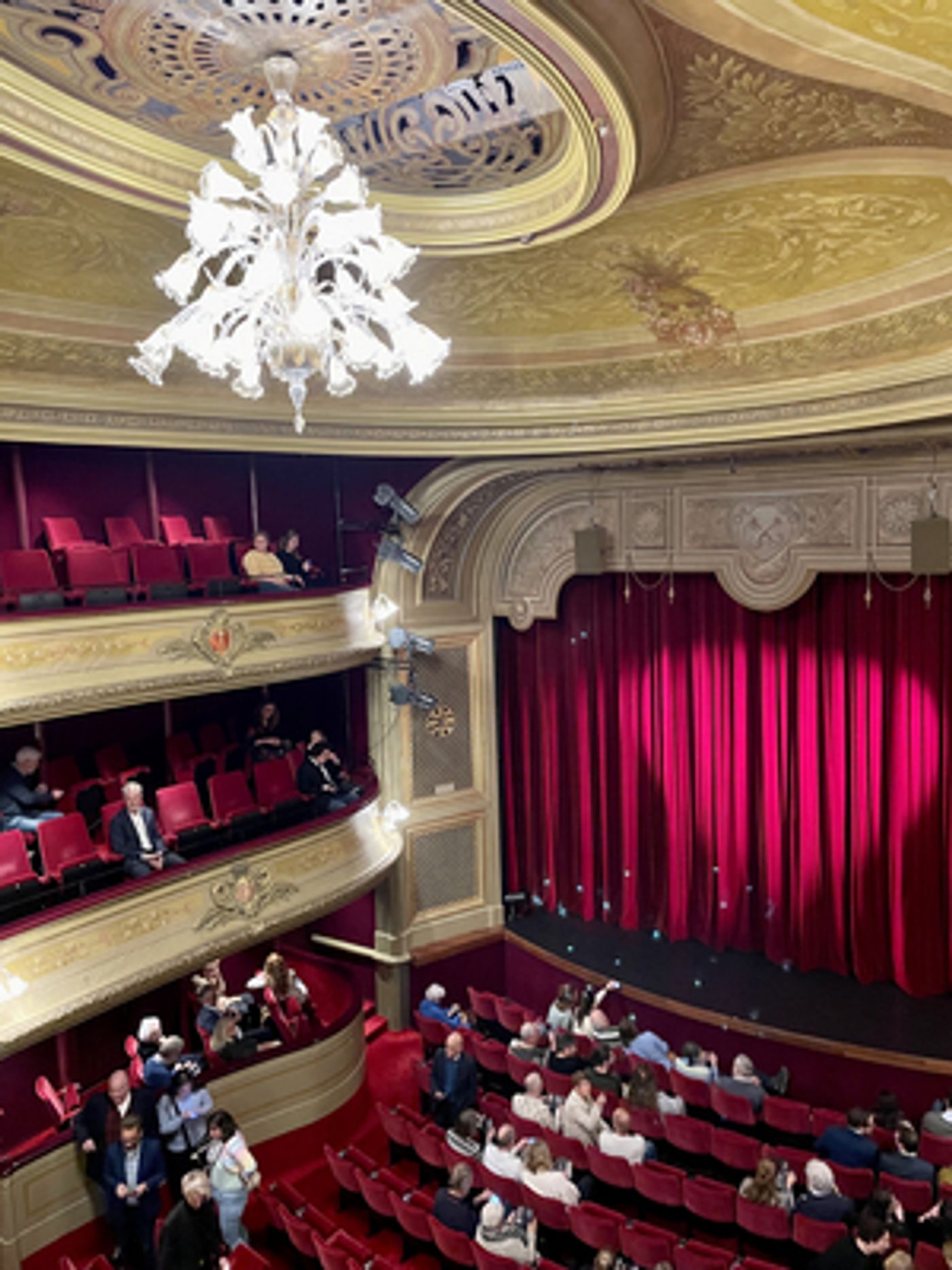 Feature: ONDERZOEK NATIONAAL THEATERFONDS WIJST UIT  NEDERLANDS PUBLIEK WIL THEATER TROUW BLIJVEN!  Image