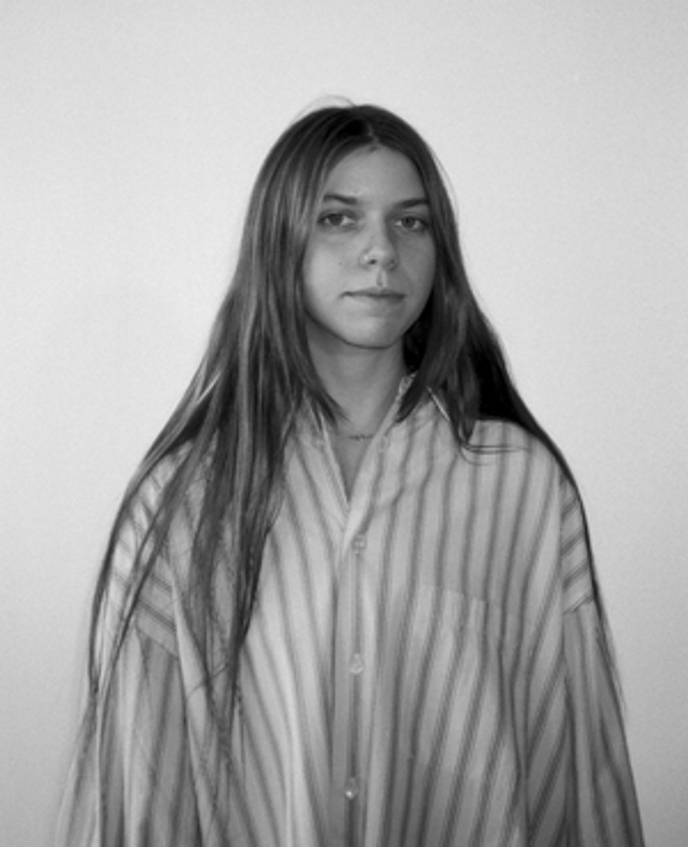 VIDEO: Tomberlin Releases Video for New Single 'Sunstruck'  Image