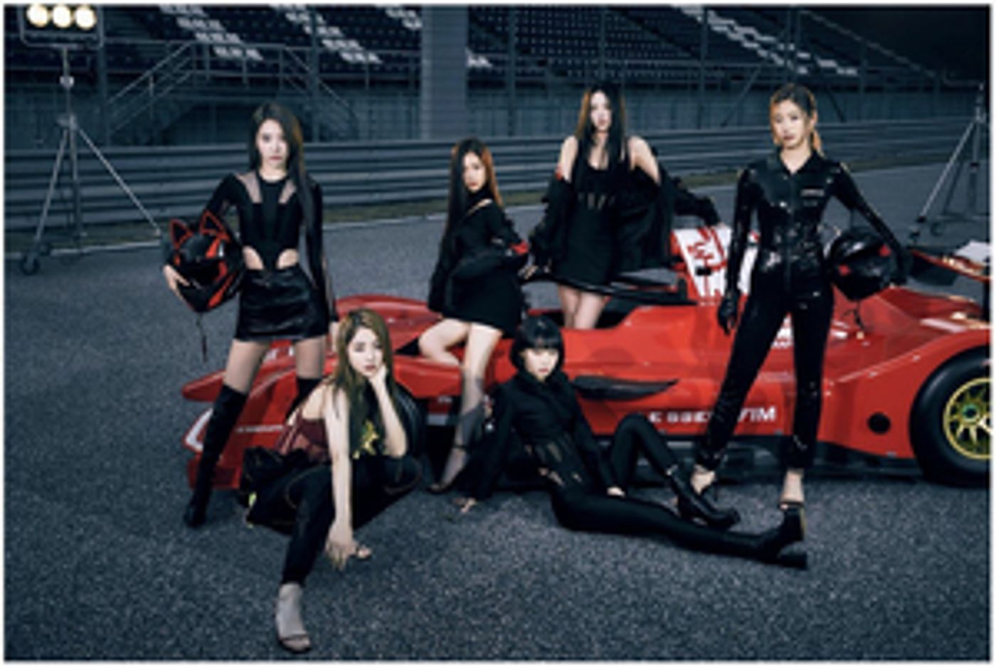 Le Sserafim Makes Debut With Release of Their First EP 'Fearless'  Image