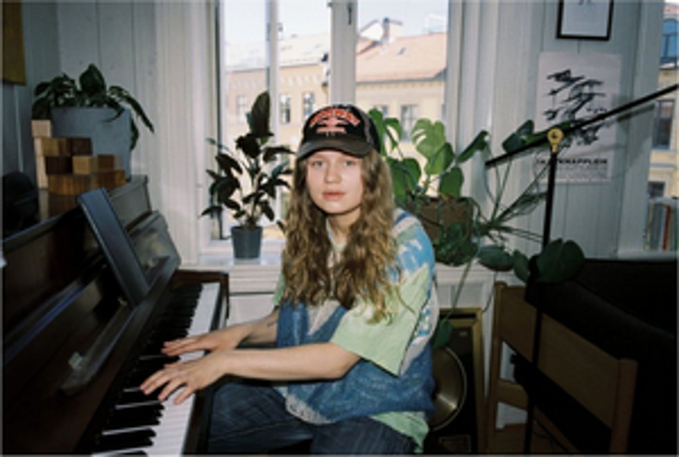 VIDEO: girl in red Shares Hunter Schafer-Directed Video for 'hornylovesickmess'  Image