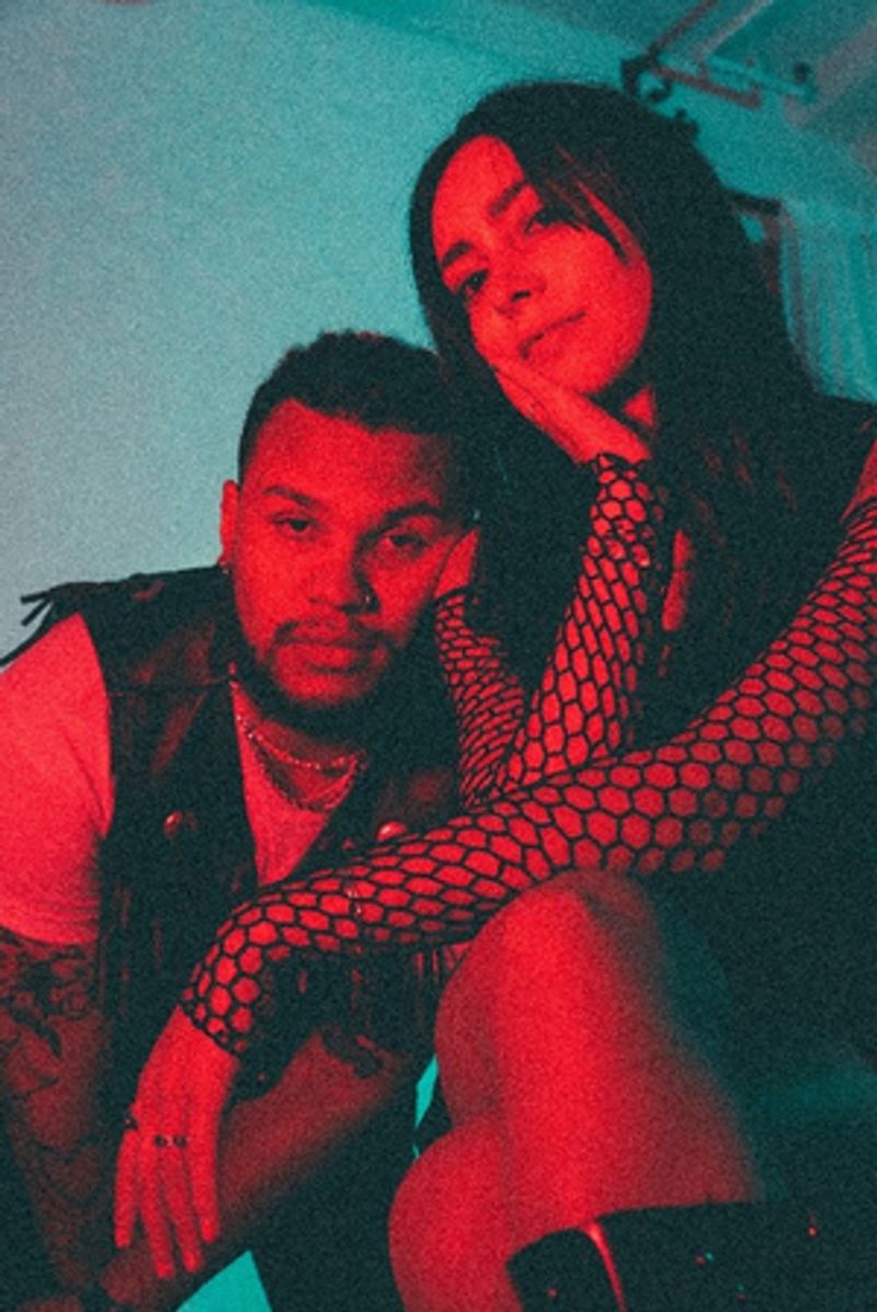 Miles Teams Up With Lølø on Upbeat New Single 'The Internet' Image