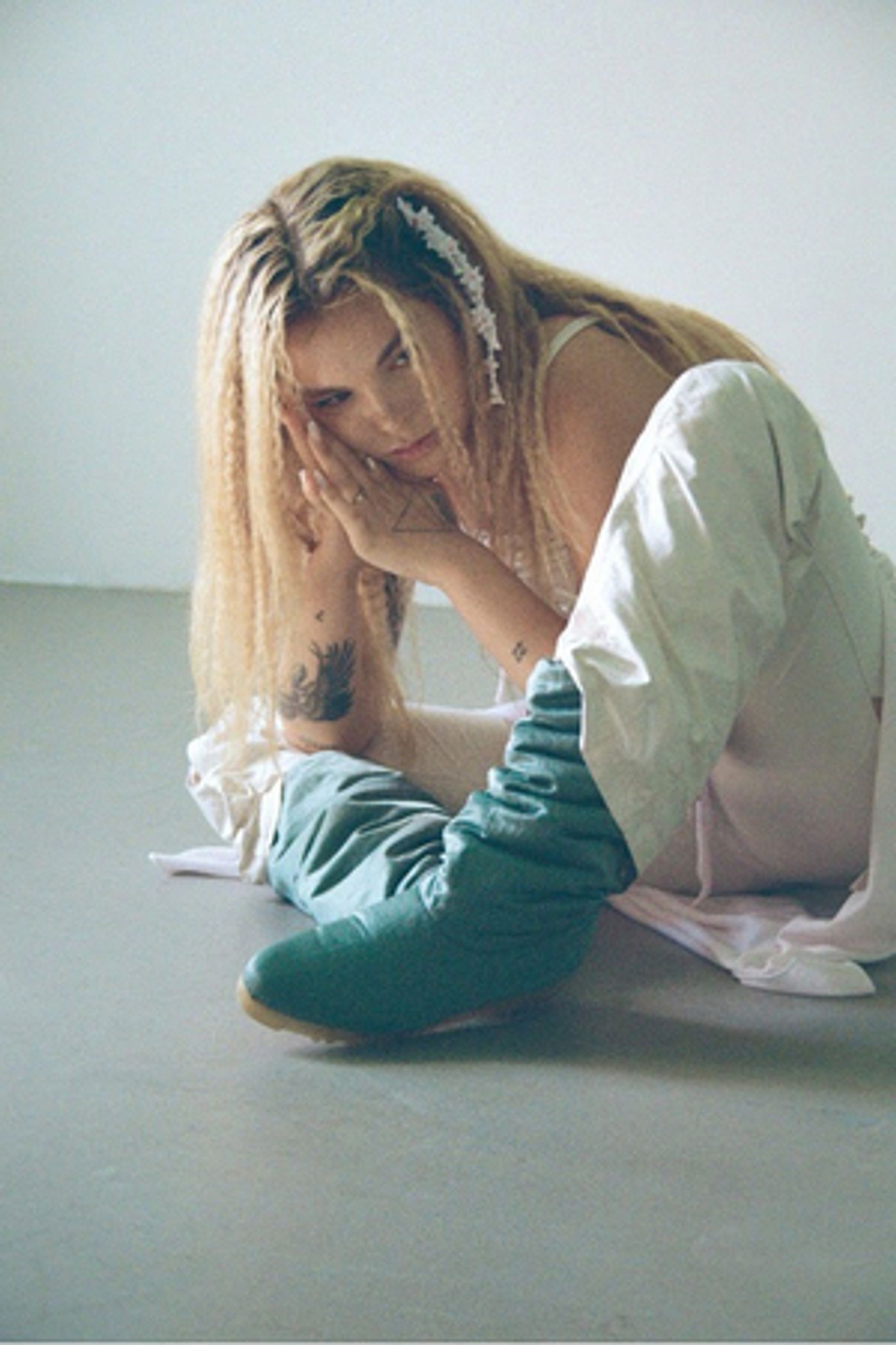 Saya Gray Shares New Single 'EMPATHY 4 BETHANY / GREEN APPLE (EVERY NIGHT I RIDE NIGHT MARES)'  Image