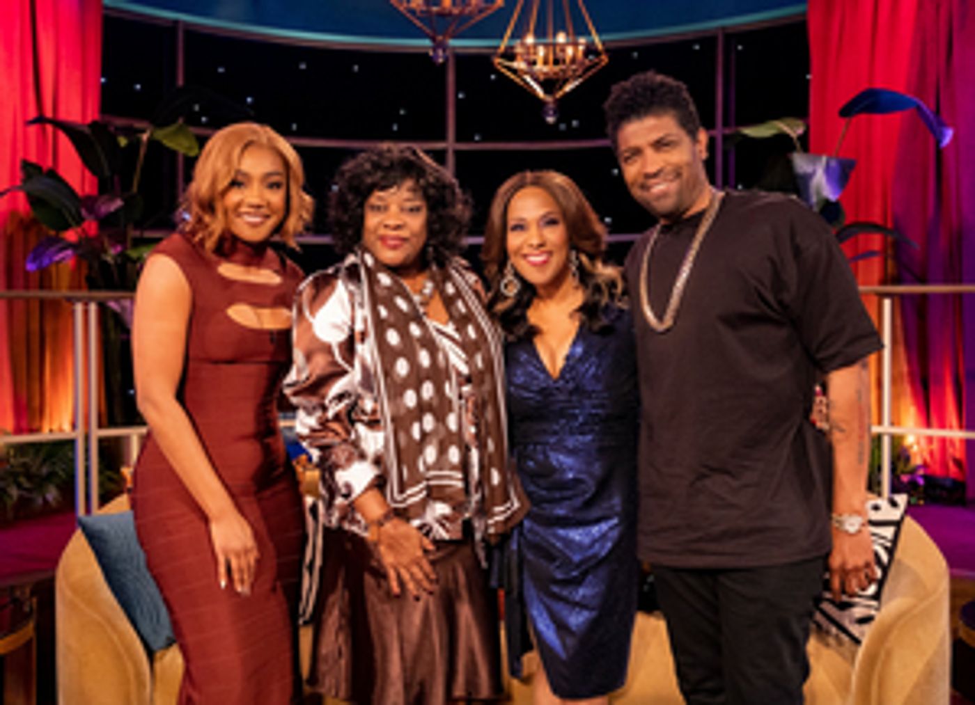 Jennifer Holliday & Loretta Devine to Talk DREAMGIRLS on FRIDAY NIGHT VIBES  Image