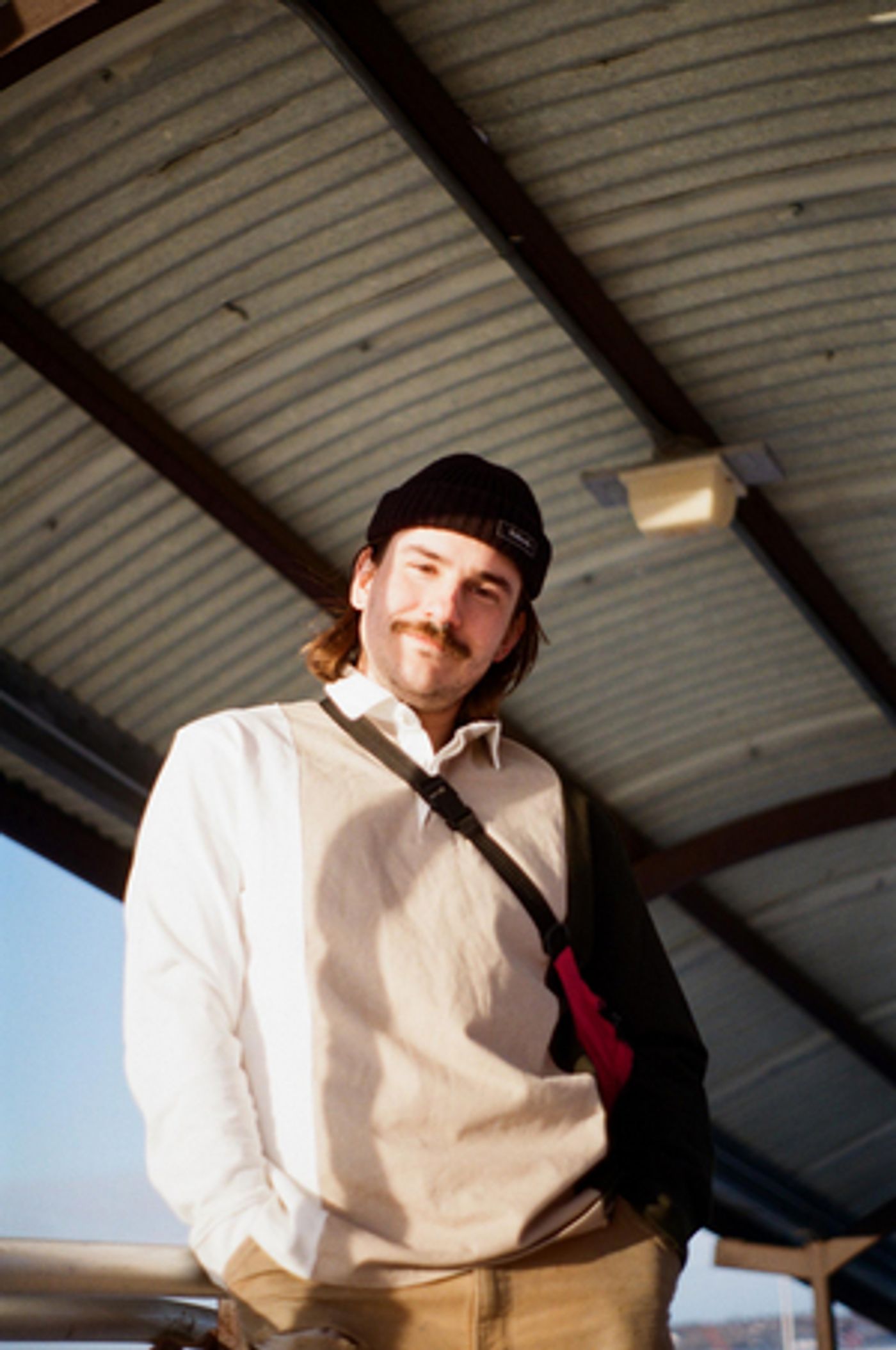 Medium Build Releases 'comeonback' Single Medium Build Releases 'comeonback' Single Image