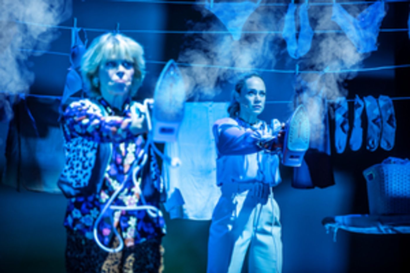 Feature: HUISVROUWEN BESTAAN NIET KOMEND THEATERSEIZOEN TOCH NOG TE ZIEN! Feature: HUISVROUWEN BESTAAN NIET KOMEND THEATERSEIZOEN TOCH NOG TE ZIEN! Image