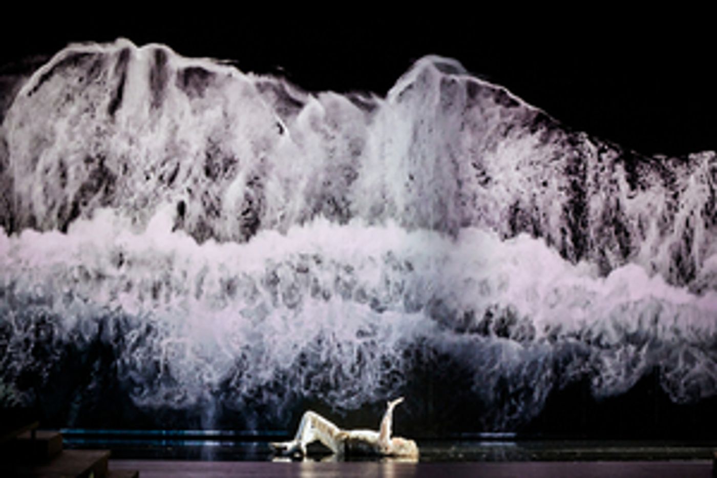 Review: The Festival d'Avignon Presents RICHARD II By Christophe Rauck  Image