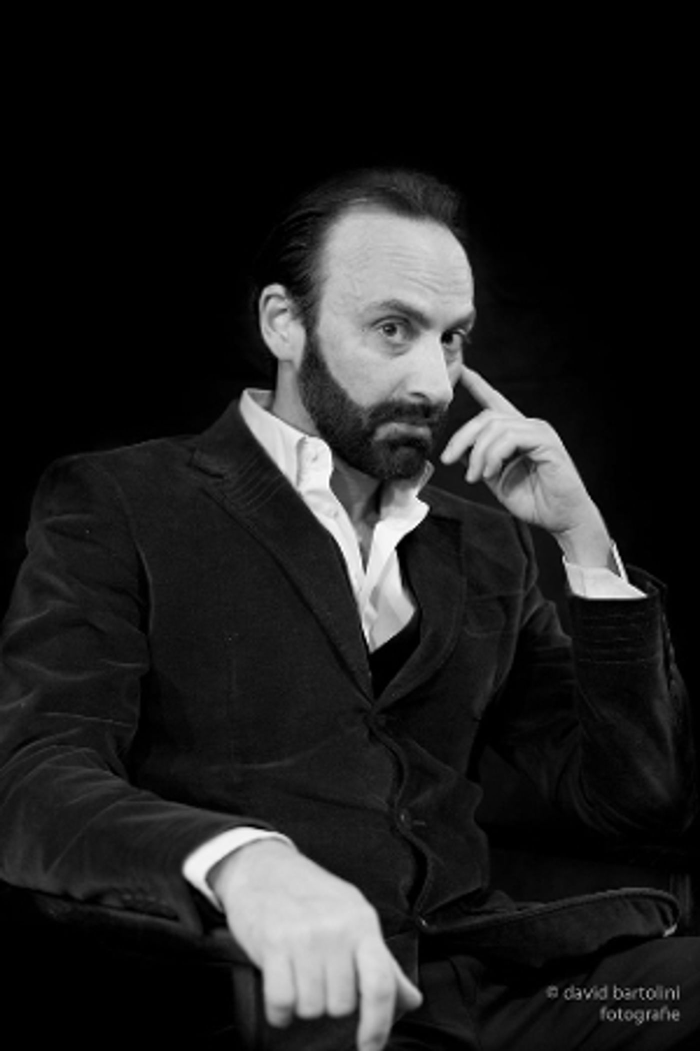 Interview: SANDRO QUERCI - IL RAGAZZO DALLA MASCHERA DI FERRO al TEATRO PERSIO FLACCO  Image