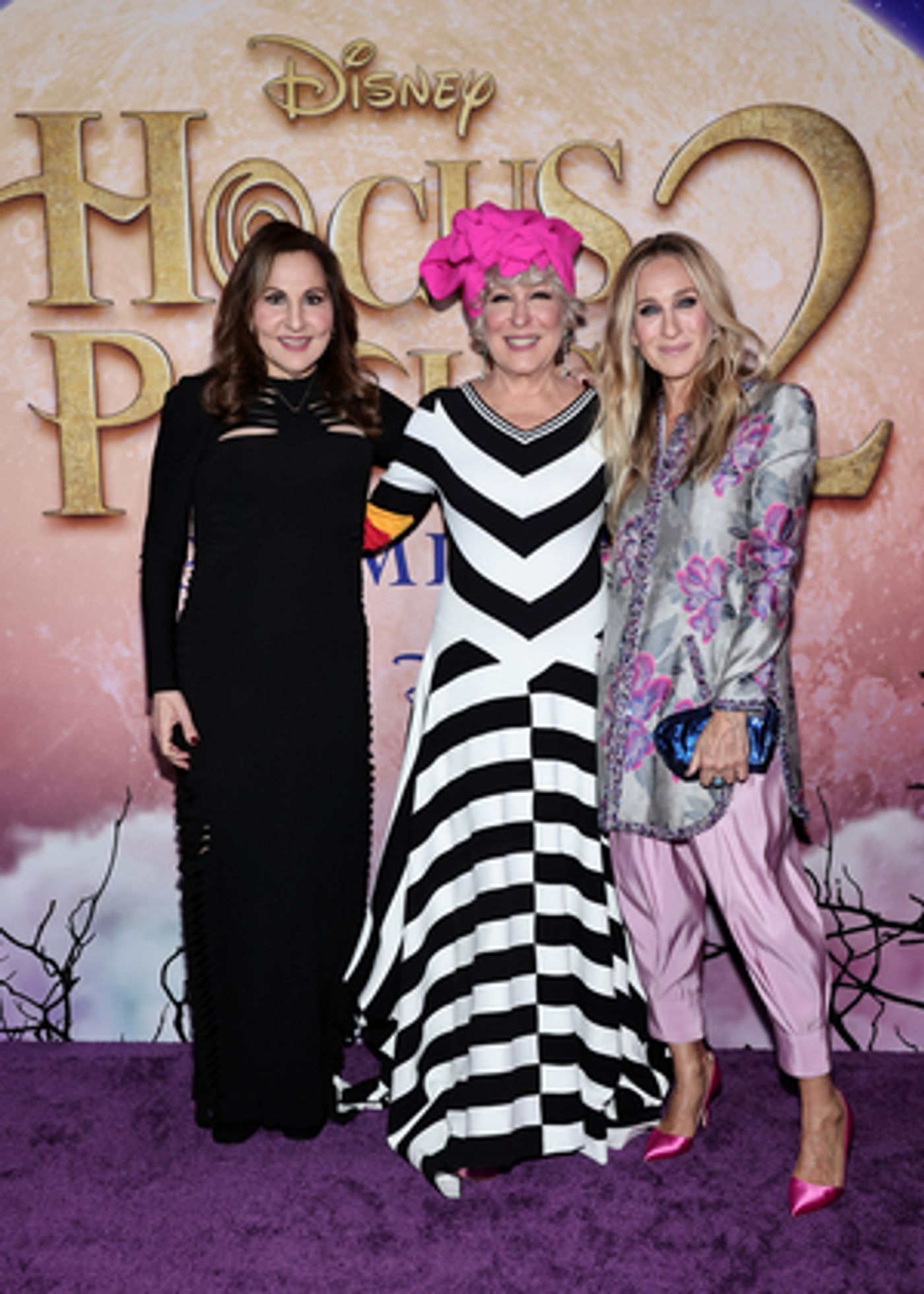 Photos: Bette Midler, Sarah Jessica Parker & the HOCUS POCUS 2 Cast Hit the Red Carpet  Image