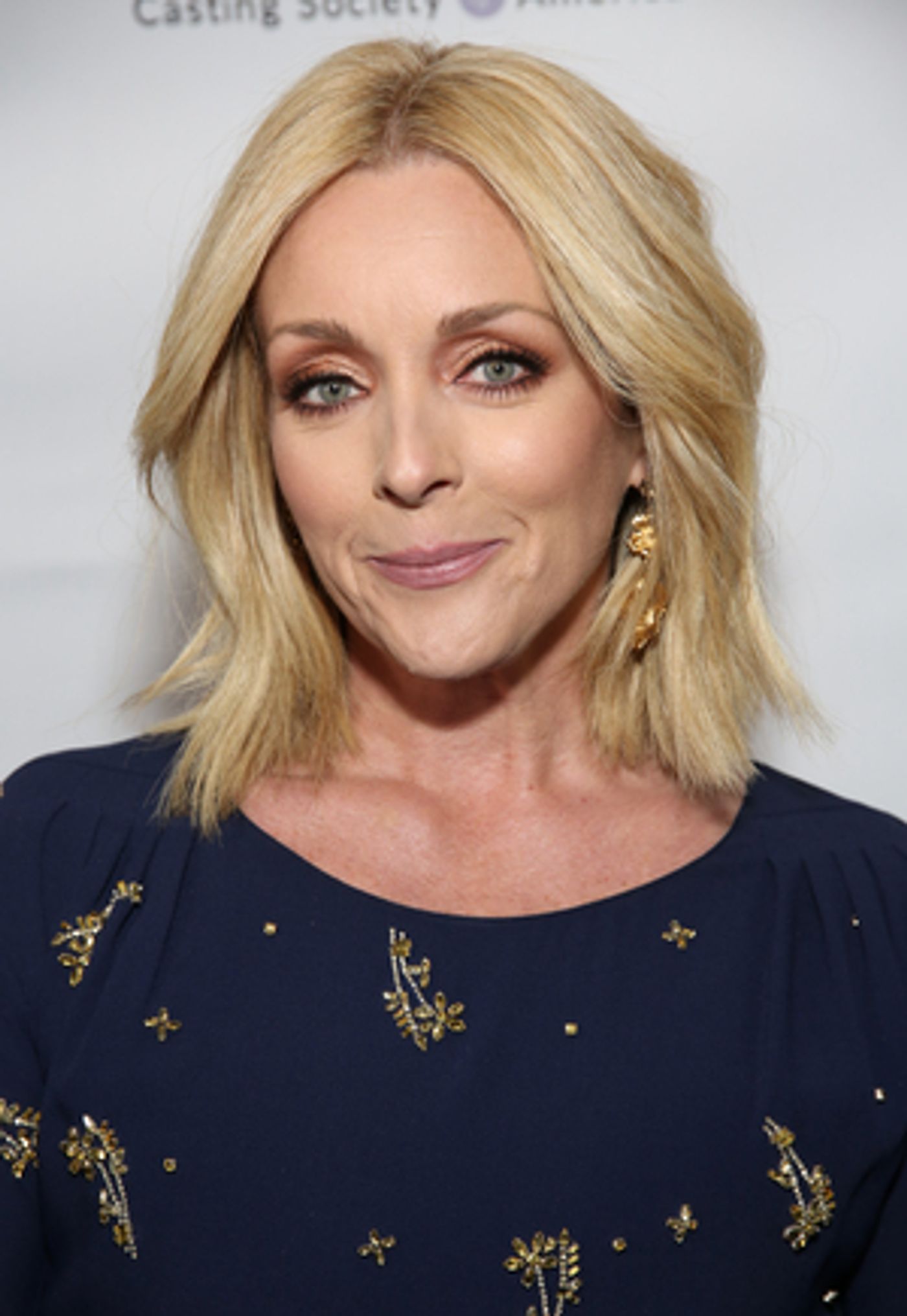 Jane Krakowski Hosts the NAME THAT TUNE Revival, Premiering January 6 on FOX  Image