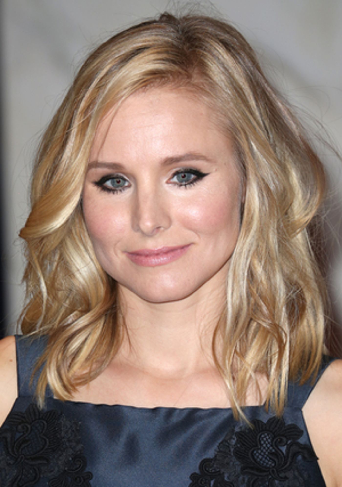 Kristen Bell and Kristen Griffith-VanderYacht to Host DECK THE VOTE Wreath-Making Workshop and Fundraiser  Image