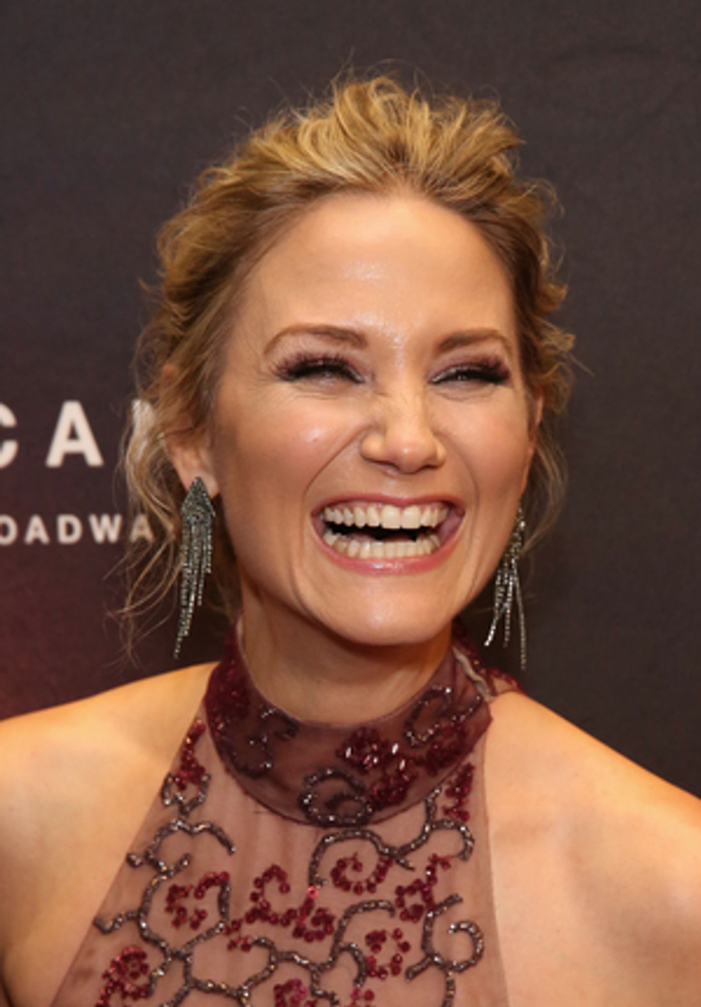 Jennifer Nettles' New Album & Broadway Under the Mistletoe Tour  Image