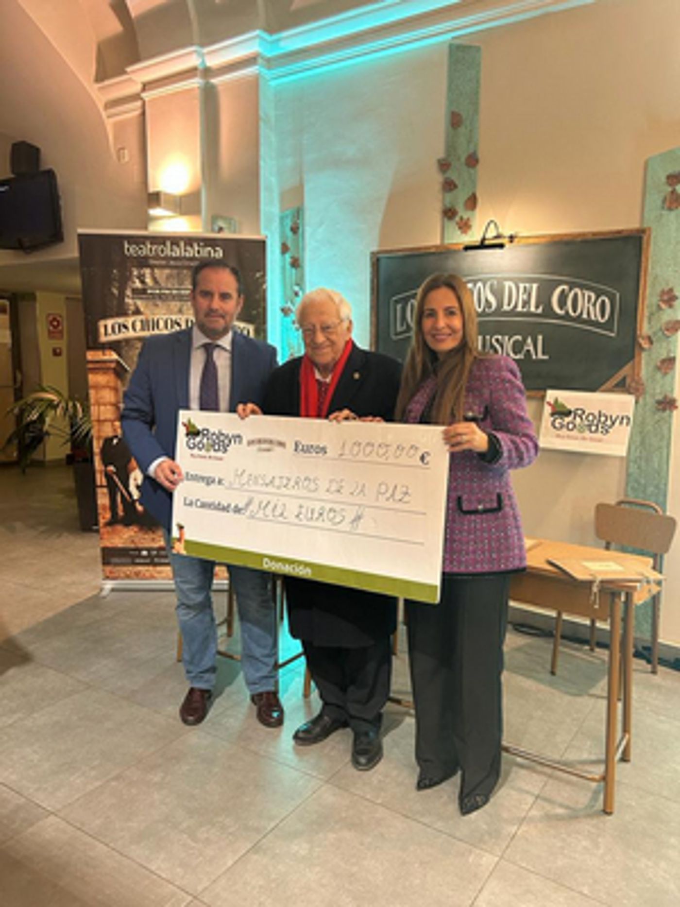 LOS CHICOS DEL CORO entregan un donativo a Mensajeros de la Paz  Image