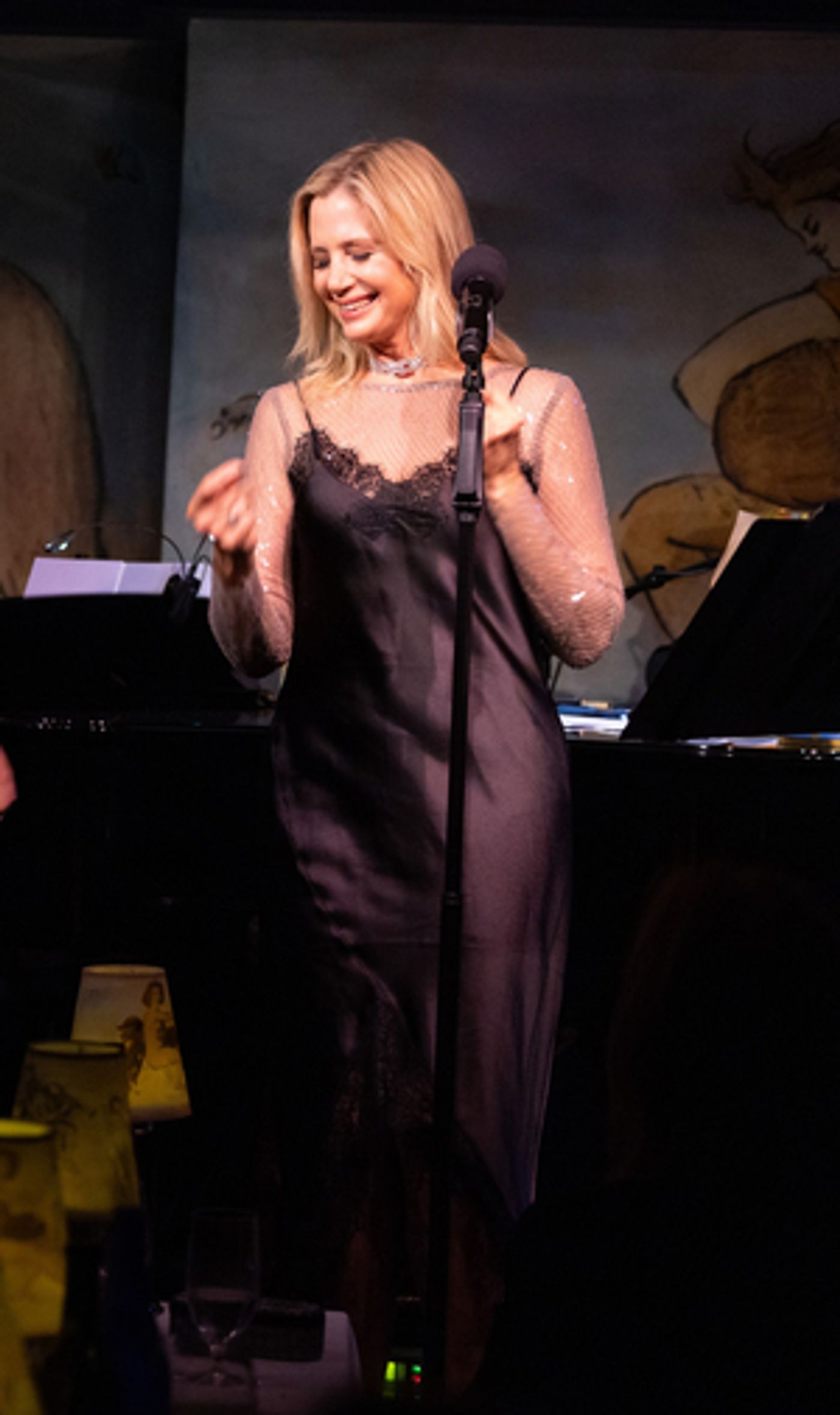 Review: MIRA SORVINO Shines A Light Throughout Café Carlyle  Image