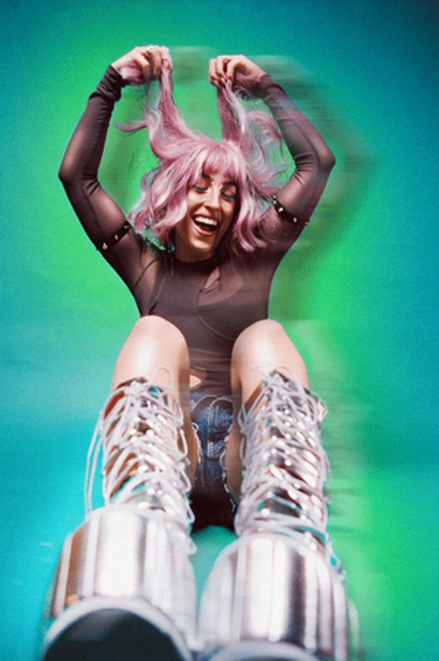 Video: Izzy Raye Shapeshifts In New Video For 'Favorite Girl'  Image