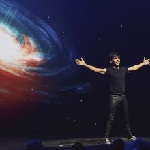 Antonio Diaz 'EL MAGO POP' Receives Crossover Artist Award at the 2023 HOLA Awards G