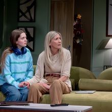 Photos: Kym Marsh and Lisa Faulkner in SINGLE WHITE FEMALE UK Tour