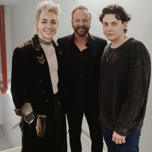 Photos: THE LOST BOYS Original Film Star Kiefer Sutherland Visits THE LOST BOYS on…