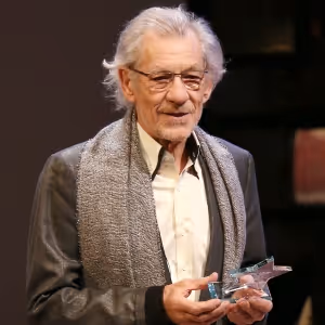 Sir Ian McKellen Hospitalized After On-Stage Fall During PLAYER KINGS at Noël Coward…
