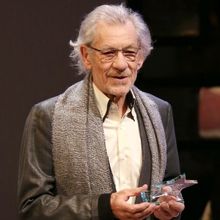 Sir Ian McKellen Hospitalized After On-Stage Fall During PLAYER KINGS at Noël Coward…
